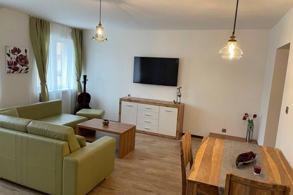Newly Renovated 2 Rooms Apartment Downtown Nitra Exteriér fotografie