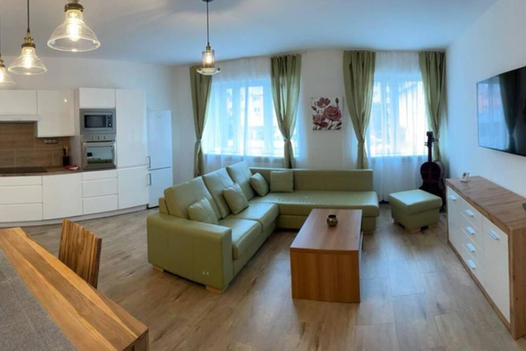 Newly Renovated 2 Rooms Apartment Downtown Nitra Exteriér fotografie