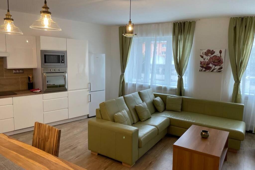 Newly Renovated 2 Rooms Apartment Downtown Nitra Exteriér fotografie
