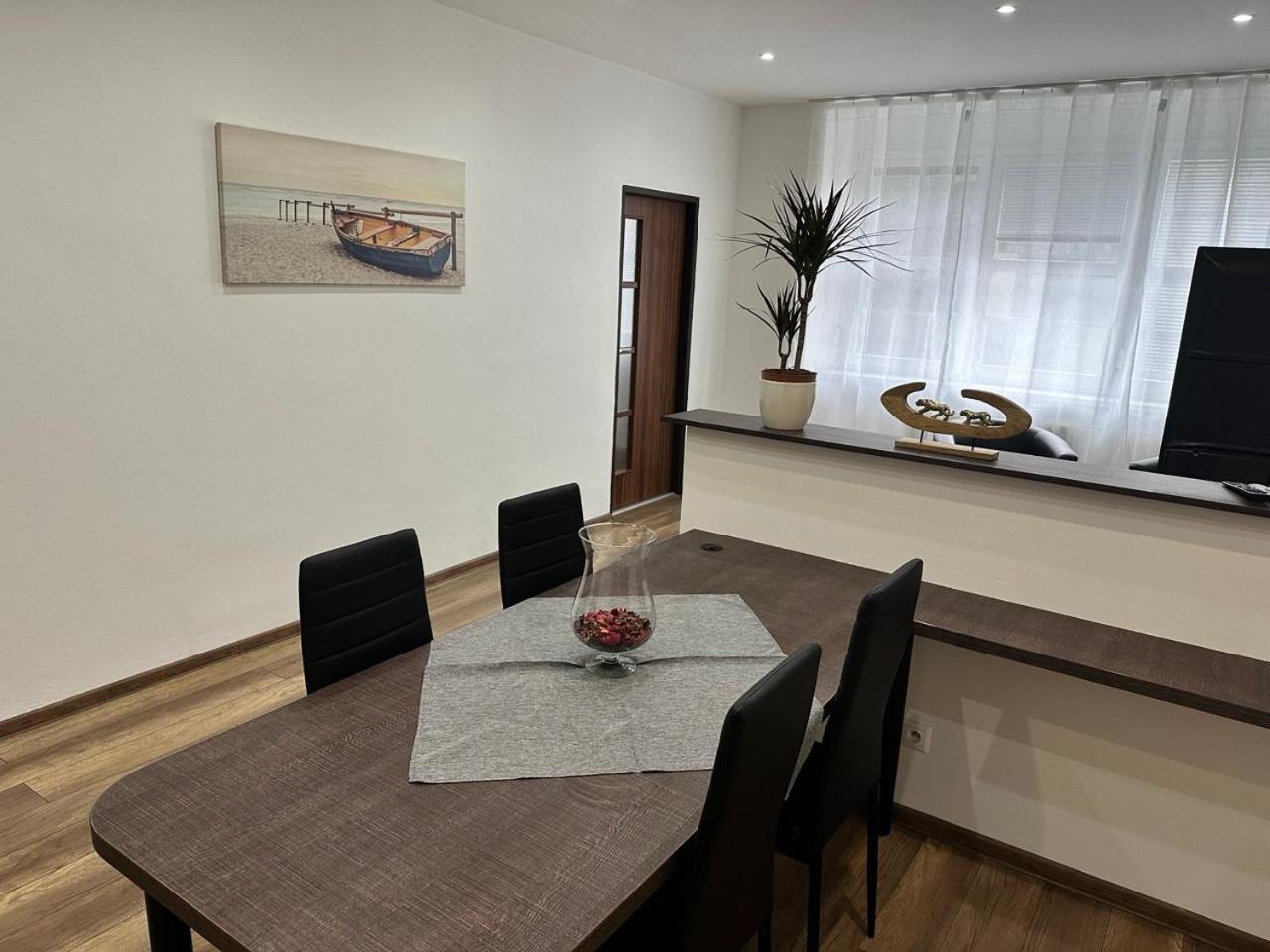 Newly Renovated 2 Rooms Apartment Downtown Nitra Exteriér fotografie