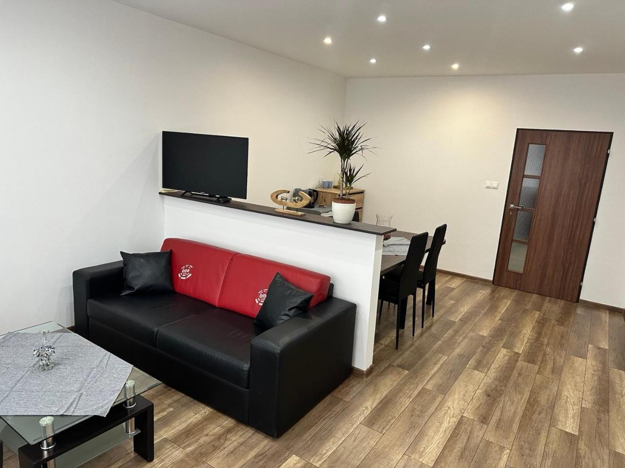 Newly Renovated 2 Rooms Apartment Downtown Nitra Exteriér fotografie